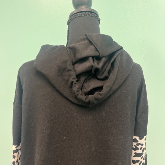 Zavenue usa animal print sweater in black/white size 2xl. - Picture 4 of 6